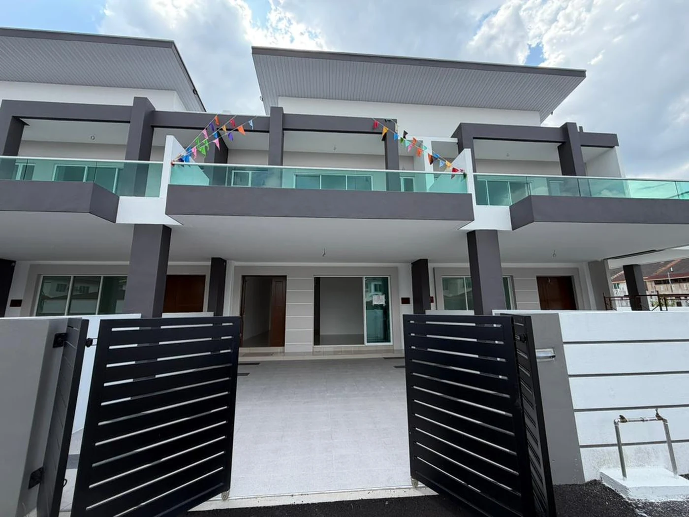 desa rishah indah facade and gates